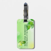 Groene voorjaarsachtergrond met vlinder bagagelabel (Achterkant verticaal)