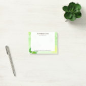 Groene voorjaarsachtergrond met vlinder post-it® notes (Kantoor)