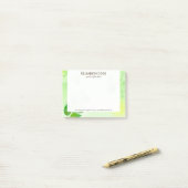 Groene voorjaarsachtergrond met vlinder post-it® notes (Op bureau)