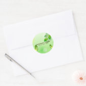 Groene voorjaarsachtergrond met vlinder ronde sticker (Envelop)