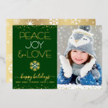 Groene Vrede Vreugde Liefde Foto Sneeuwvlokken Ech Folie Feestdagenkaart<br><div class="desc">"Vrede, vreugde en liefde." Een leuke, speelse, echte gouden folie en witte sneeuwvlokillustratie, echte gouden folie zorgen voor stippen, echte gouden folie en witte, moderne typografie op een jager-groene achtergrond, samen met de aangepaste foto van uw keuze, helpen u om in het vakantieseizoen te blijven. Een willekeurig wit sneeuwvlokpatroon bedekt...</div>
