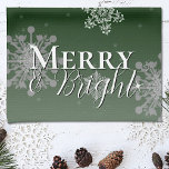Groene vrolijke en heldere sneeuwvlokken Kerstmis Theedoek<br><div class="desc">Voeg dit vakantieseizoen een charmant tintje toe aan uw keuken met een Green Merry en Bright Snowflakes Christmas Holiday Kitchen-handdoek. Keuken handdoek ontwerp is voorzien van vallende sneeuwvlokken met de begroeting Merry en Bright in een modern lettertype en een zachte witte overlay. Extra cadeau- en vakantieartikelen zijn ook beschikbaar met...</div>