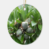 Groene vruchten van een amandelboom keramisch ornament (Links)
