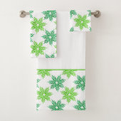 Groene Waterverf Snowflake Patroon Bad Handdoek (Insitu)