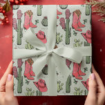 Groene Westerne Howdy Christmas Cowgirl Cadeaupapier<br><div class="desc">Dit leuke en feestelijke Westerne Howdy Christmas Cowgirl-inpakpapier bevat handgetekende illustraties van Xmas-cowgirl-laarzen,  petten,  wanten,  cactussen,  hulstbessen en -sterren. Allemaal tegen een elegante zachte groene achtergrond.</div>