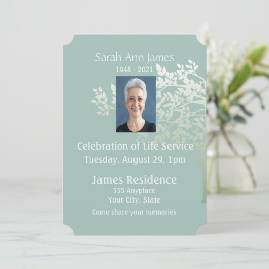 Groene witte boom laat aangepaste herinneringen ui kaart (Staand voorkant)