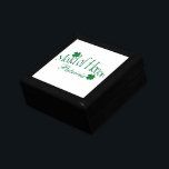 Groene, witte shamrocks, gemaakt van de Honor Trin Cadeaudoosje<br><div class="desc">Deze gepersonaliseerde smaragdgroen en witte bruine maid van de doos van de Helderjuwelen heeft het geluk dat vier bladshamrocken erin zitten, samen met een vlek om zich aan te passen met een naam, initialen of andere tekst. Als u om het even welke verzoeken om veranderingen hebt, of hulp nodig die...</div>