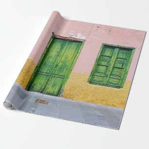 GROENE WOODEN DEUR OP WIT CONCRETE WALL CADEAUPAPIER