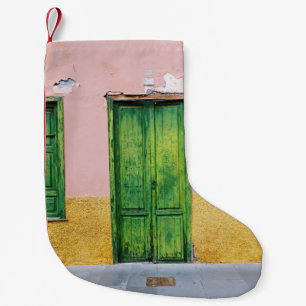 GROENE WOODEN DEUR OP WIT CONCRETE WALL KLEINE KERSTSOK
