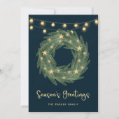 Groene Wreate met Gold String Lights op blauw Feestdagenkaart (Voorkant)