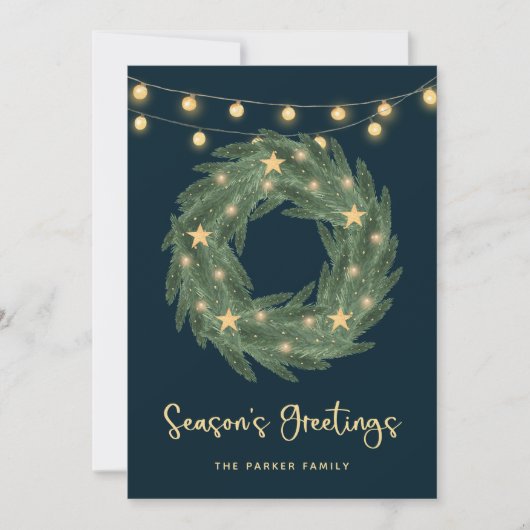 Groene Wreate met Gold String Lights op blauw Feestdagenkaart (Voorkant)