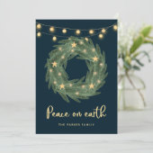 Groene Wreate met Gold String Lights op blauw Feestdagenkaart (Staand voorkant)