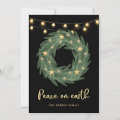Groene Wreate met Gold String Lights op zwart Feestdagenkaart (Voorkant)
