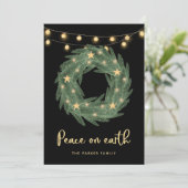 Groene Wreate met Gold String Lights op zwart Feestdagenkaart (Staand voorkant)