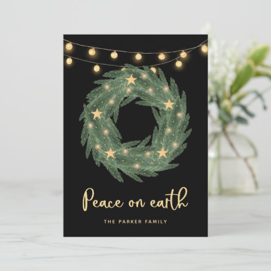 Groene Wreate met Gold String Lights op zwart Feestdagenkaart (Staand voorkant)
