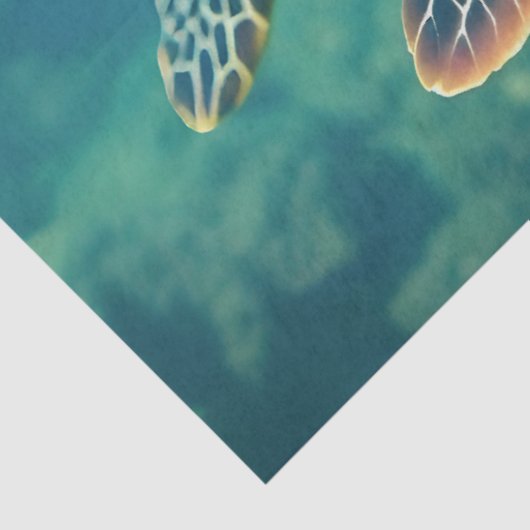 Groene Zeeen schildpad drijft Tissuepapier (Detail)