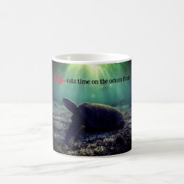 Groene zeeen schildpad op de oceaanbodem koffiemok