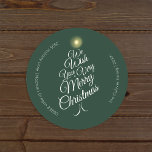 Groene zeer vrolijke kerstboom envelop afdichtinge ronde sticker<br><div class="desc">Dit groene zeer vrolijke kerstboom envelop Seals ontwerp heeft een verfijnde jager groene achtergrond met een mix van eenvoudige ivoor belettering en klassieke kalligrafie in combinatie met een minimalistische boho styling die een perfecte balans vindt tussen strakke moderne subtiliteit en elegantie. Dit alles mooi verfraaien is een kerstboomvormige begroeting van...</div>