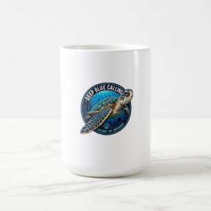 Groene zeeschildpad in een rond oceaanembleem. koffiemok