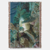 Groene zeeschildpad na rusten tussen koraalrif | deken (Voorkant Verticaal)