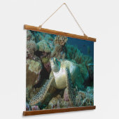 Groene zeeschildpad na rusten tussen koraalrif | hangend wandkleed (Gebogen)