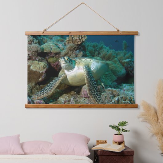Groene zeeschildpad na rusten tussen koraalrif | hangend wandkleed (Slaapkamer)