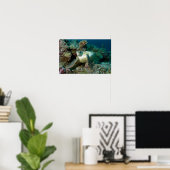 Groene zeeschildpad na rusten tussen koraalrif | poster (Thuiskantoor)