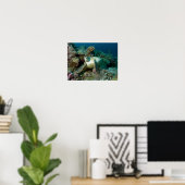 Groene zeeschildpad na rusten tussen koraalrif |  poster (Thuiskantoor)