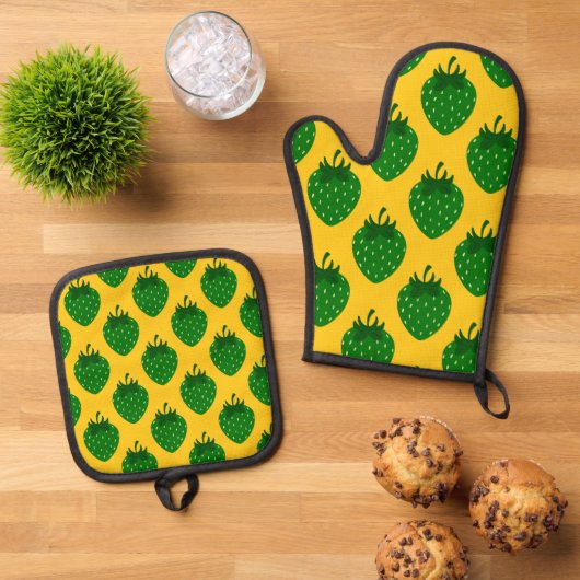 Groene zomer aardbeien op geel ovenwant & pannenlap set (Top down)
