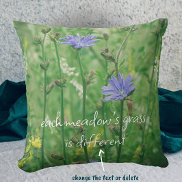 Groene zomerweide met blauwe bloemen kussen