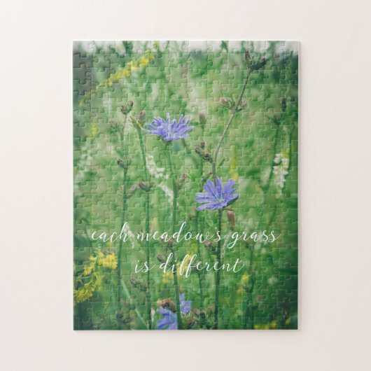 Groene zomerweide met blauwe bloemen legpuzzel (Verticaal)