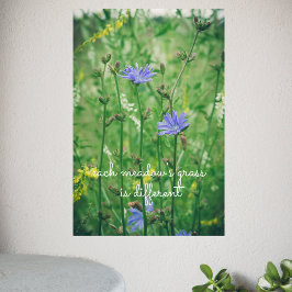 Groene zomerweide met blauwe bloemen poster