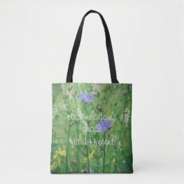 Groene zomerweide met blauwe bloemen tote bag