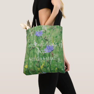 Groene zomerweide met blauwe bloemen tote bag