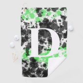 Groene zwarte monogram golfhanddoek met verfspatte (Insitu)