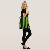 Groene zwarte verticale streep-halloween tote bag (Op model)