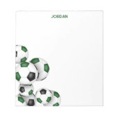 Groene zwarte voetballen accent aangepaste naam notitieblok (Voorkant)