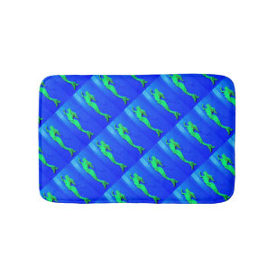 groene zwemblazen in blauw zee badmat