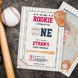 groentje baseball red blauw 1 ^ e verjaardag kaart<br><div class="desc">Gooi een homerun 1st verjaardagsfeestje met onze  Rookie Baseball op de uitnodiging! Viel je kleine groentje op de allereerste verjaardag,  met deze rode en blauwe honkbaluitnodiging met een honkbalknuppel,  bal en handschoen in de waterverf,  verander de strepen en tekst in je teamkleur. Voeg je baby foto achteraan toe.</div>