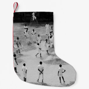 GROEP MENSEN DIE BASEBALL SPELEN KLEINE KERSTSOK