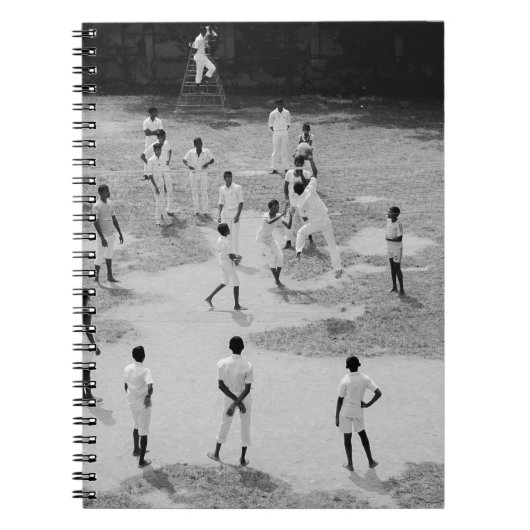 GROEP MENSEN DIE BASEBALL SPELEN NOTITIEBOEK (Voorkant)