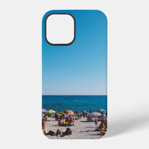 GROEP MENSEN DIE GENIET VAN HET GRIJZE ZANDSTRAND iPhone 12 HOESJE