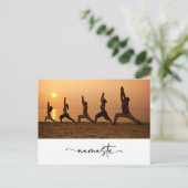 Groep mensen yoga met Namaste woord Briefkaart (Staand voorkant)