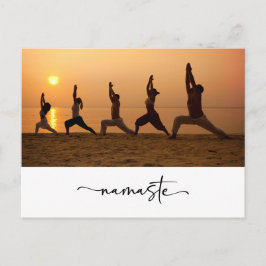 Groep mensen yoga met Namaste woord Briefkaart