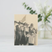 Groep met vlaggenjongen met binoculars briefkaart (Staand voorkant)