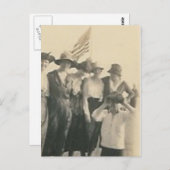 Groep met vlaggenjongen met binoculars briefkaart (Voorkant / Achterkant)