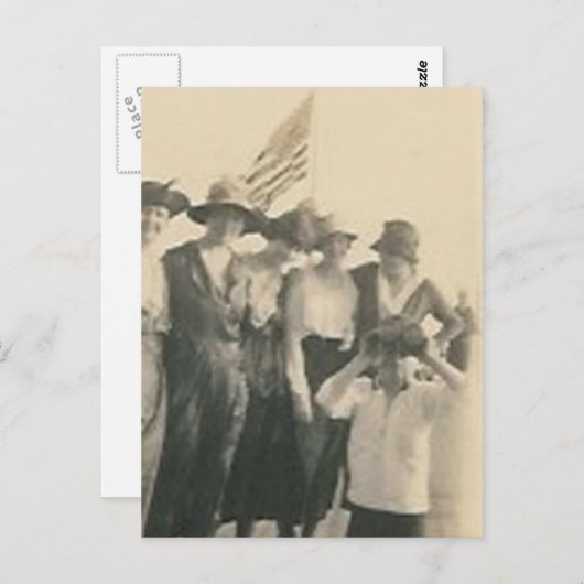 Groep met vlaggenjongen met binoculars briefkaart (Voorkant / Achterkant)