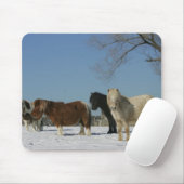 Groep minipaarden in de sneeuw muismat (Met muis)