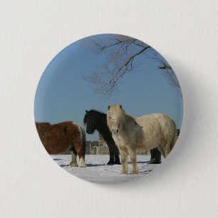 Groep minipaarden in de sneeuw ronde button 5,7 cm