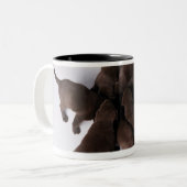 Groep puppies met hoofden tweekleurige koffiemok (Voorkant links)